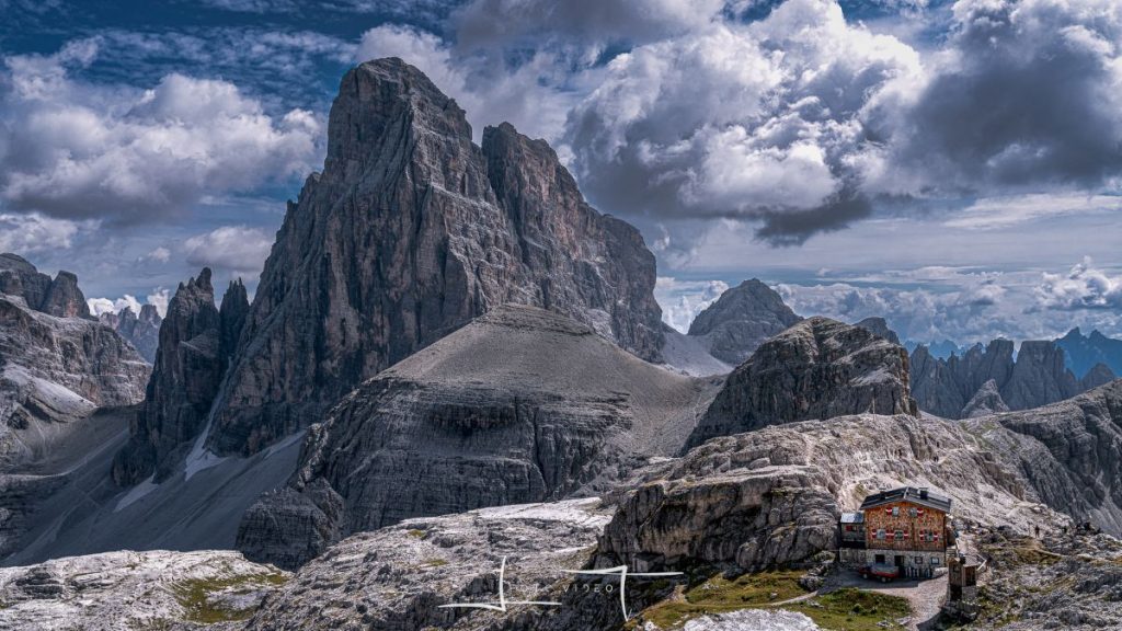 Il Rifugio Pian di Cengia con la Croda dei Toni. Foto Luigi Tassi