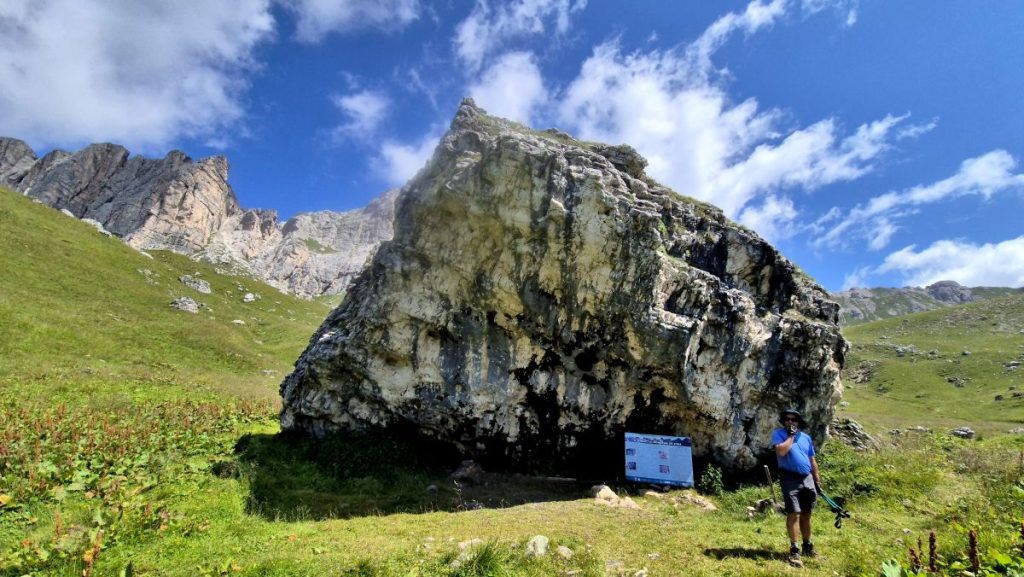 Il masso di Mondeval, foto Stefano Ardito