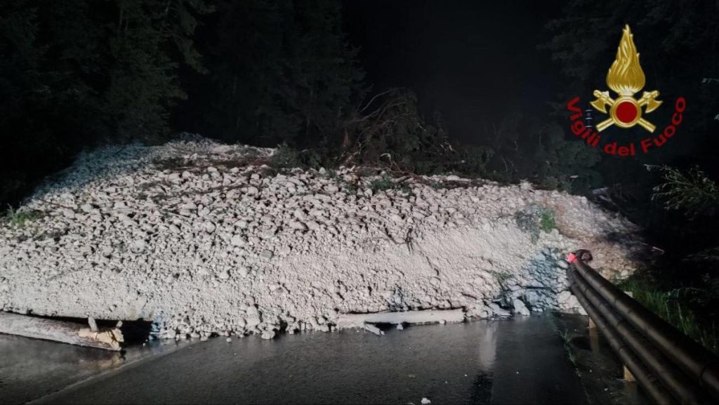 La statale 51 Alemagna interrotta dalla frana @ Ansa-VVFF