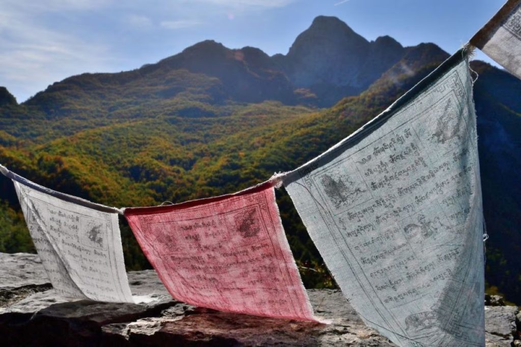 Le Panie viste dal luogo dove riposa Fosco Maraini. Foto Stefano Ardito