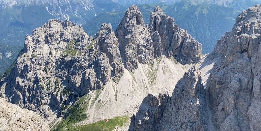 Salendo al Cridola, sullo sfondo il Bivacco Vaccari. Foto Melania Lunazzi