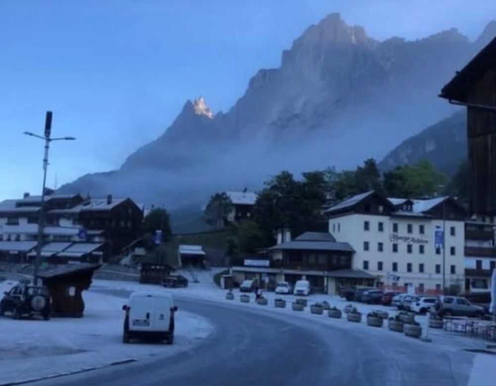 San Vito di Cadore ricoperta di polvere bianca dopo la frana di Croda Marcora del 28 giugno 2025. Foto Voci di Cortina