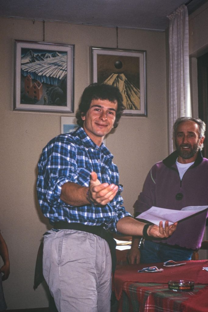 Un giovanissimo Paolino Tassi riceve il disploma di guida alpina