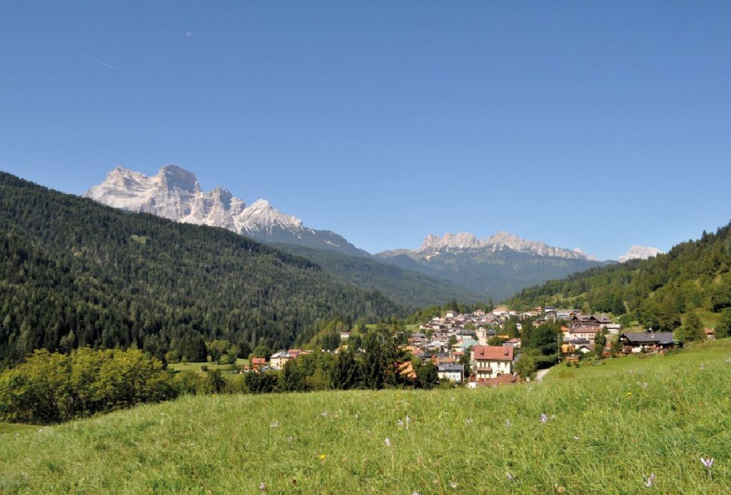 Vodo di Cadore, nella Valle del Boite. Sullo sfondo il Pelmo @ Archivio Consorzio Promozione Turistica Dolomiti