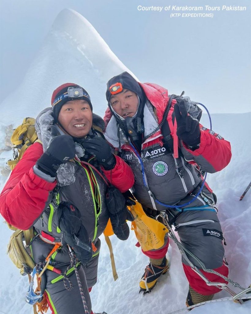I comnpagni di Takayashu Semba nei pressi della vetta. Foto Karakoram Tours Pakistan