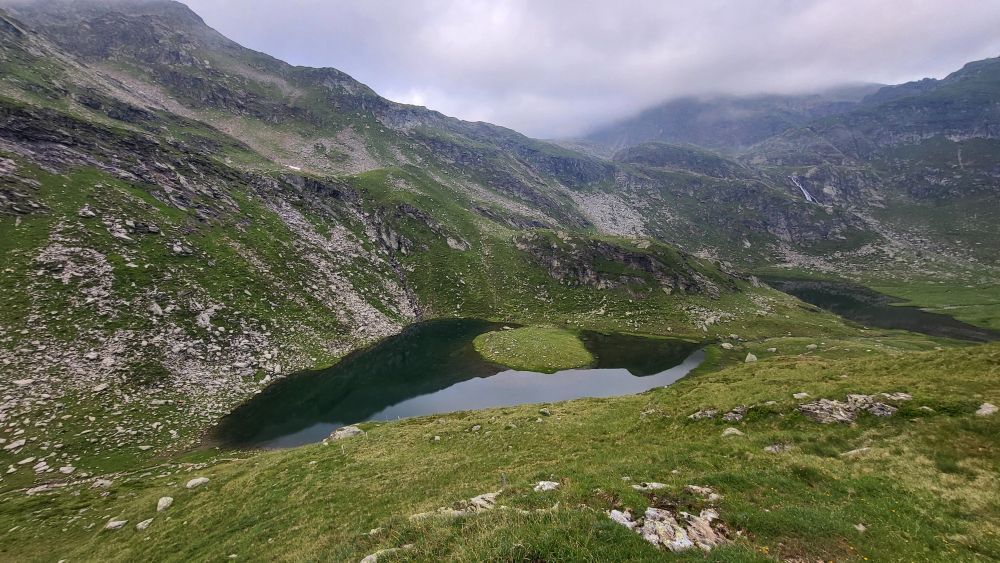 Il Pfitschsee o Lago di Vizze e, di fianco sulla destra, il Kaserlacke o Lago della Casera. Foto Monica Malfatti