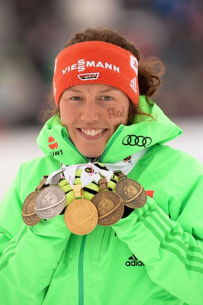 Laura Dahlmeier con le medaglie conquistate ai Mondiali di Oslo nel 2016 @ Wikipedia