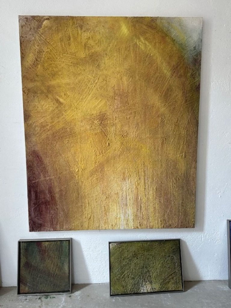 Alcune delle opere di Jorg Hofer realizzate utilizzando la polvere di marmo. Foto Maria Tatsos