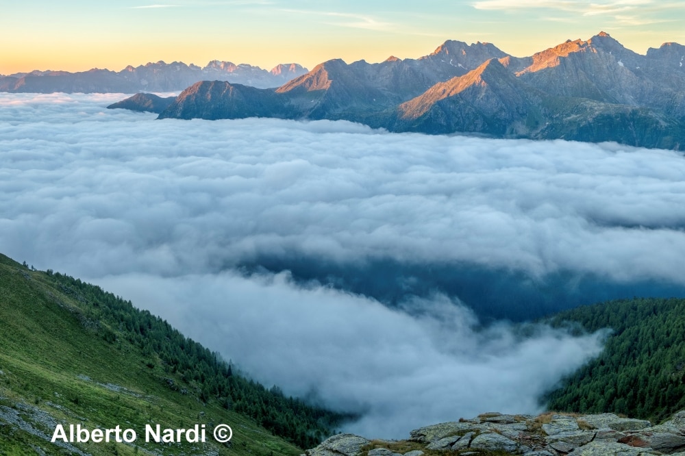 La vista dal rifugio Stella Alpina al lago Corvo. Sullo sfondo a sinistra le Dolomiti di Brenta. Foto Alberto Nardi