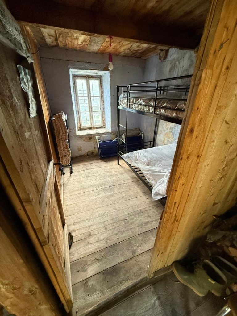 Lo spazio notte, con un letto a castello e tre brandine ripieghevoli