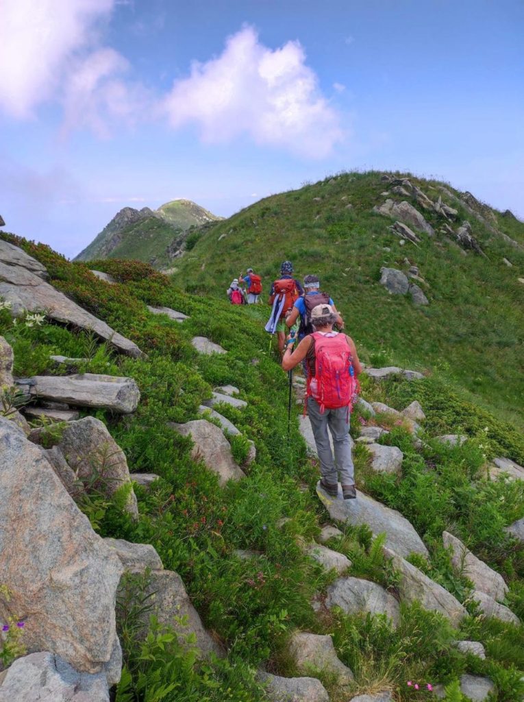 Si cammina a lungo in campo aperto @ CAI Peveragno