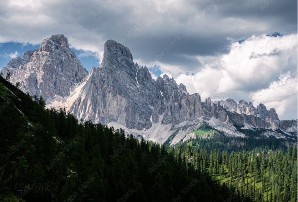 Il Piz Popena visto dal sentiero che da Passo Tre croci porta al lago di Sorapiss @ Adobe stock
