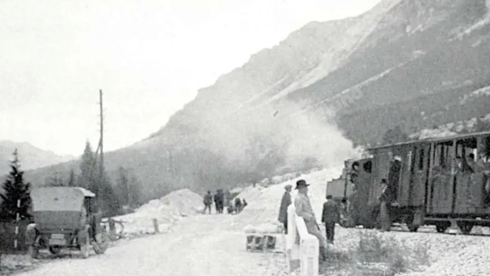 Una frana blocca la strada e la ferrovia delle Dolomiti. Data compresa tra il 1921 e il 1929 quando la ferrovia era a vapore. Foto trenibelluno.it