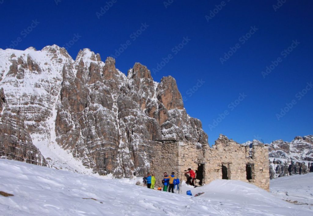 I ruderi del rifugio Popena @ Adobe Stock