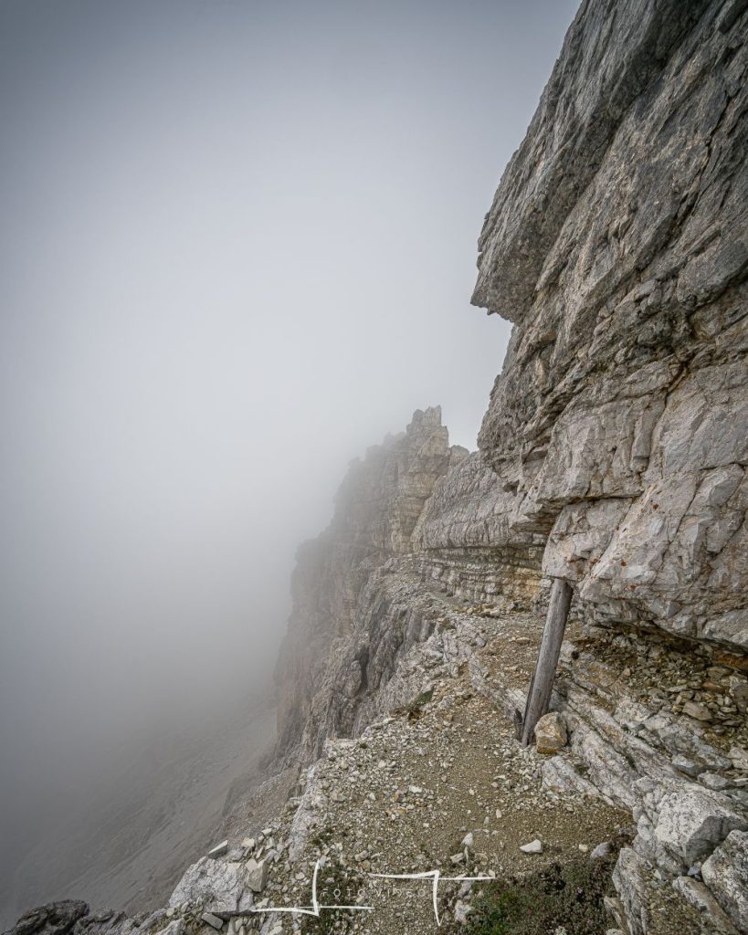 La cengia scavata dagli Alpini. Foto Luigi Tassi