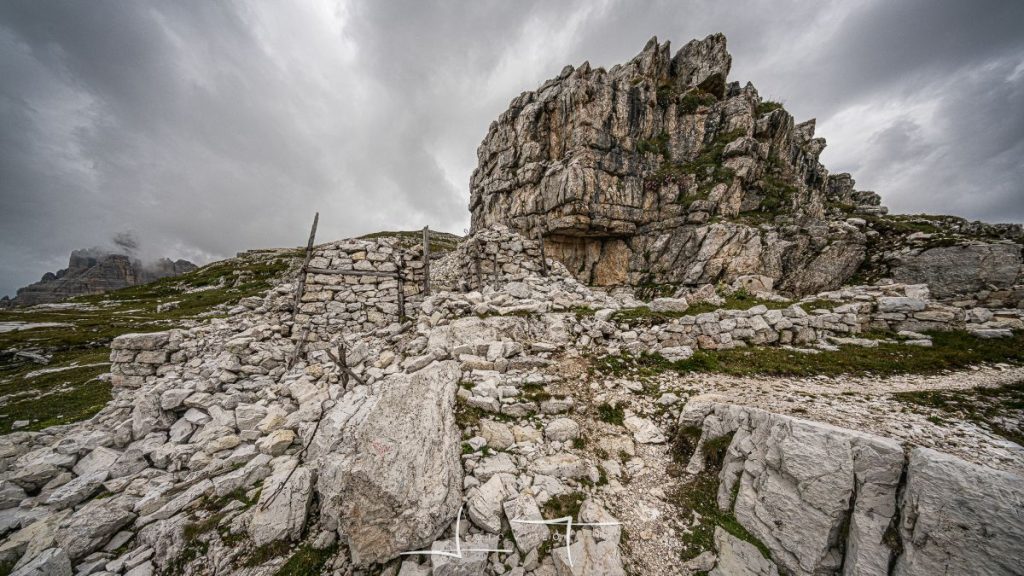 Resti della Grande Guerra poco distanti dal rifugio Pian di Cengia. Foto Luigi Tassi