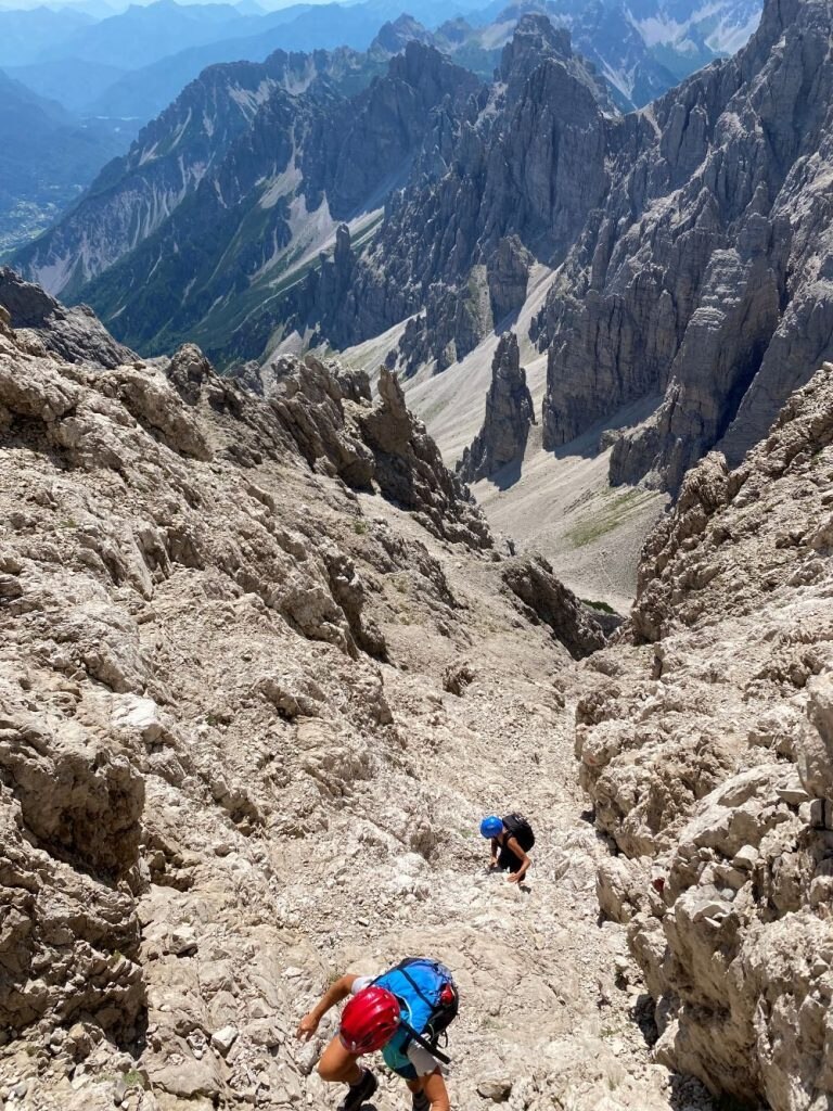 Uno dei canalini che precedono la vetta. Foto Melania Lunazzi