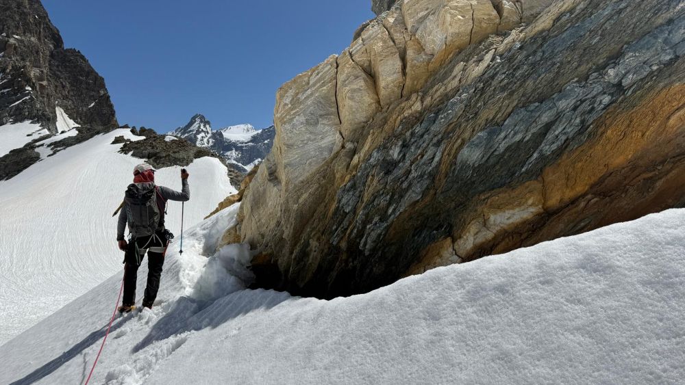 Al bordo di un ghiacciaio, sollevi lo sguardo e scorgi una vena di marmo chiaro che taglia netta gli scisti scuri (foto A. Marzi).