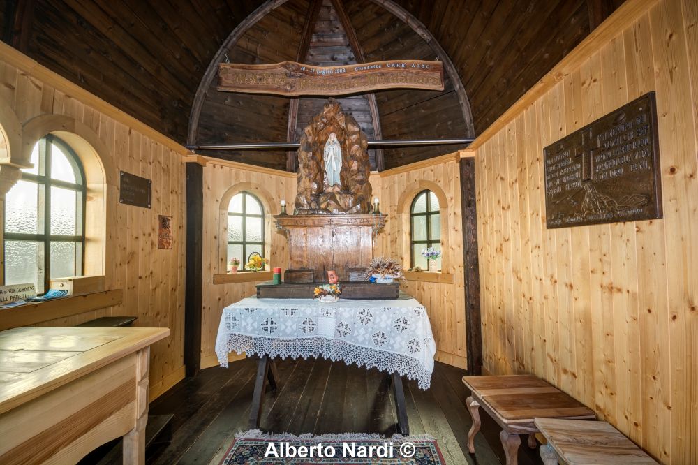 La chiesetta costruita dai prigionieri russi durante la Grande Guerra accanto al Rifugio Carè Alto. Foto Alberto Nardi
