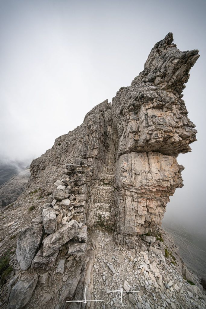 La scala nella roccia. Foto Luigi Tassi