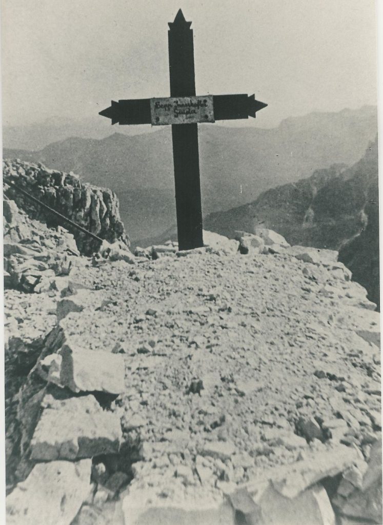 La sepoltura sulla vetta del Monte Paterno. @Dolomitenkriegsarchiv - Archivio storico delle Dolomiti in Guerra