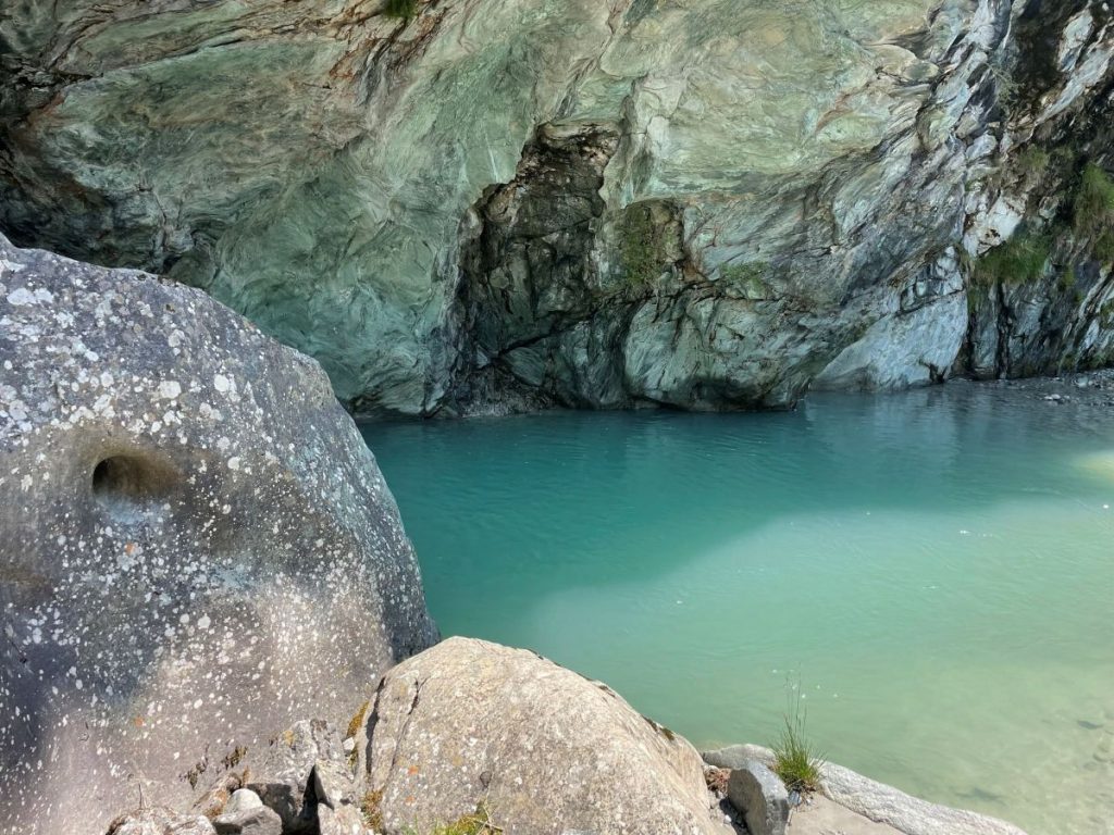 Al margine del torrente si aprono vere e proprie finestre sul passato. Foto M. Comi.