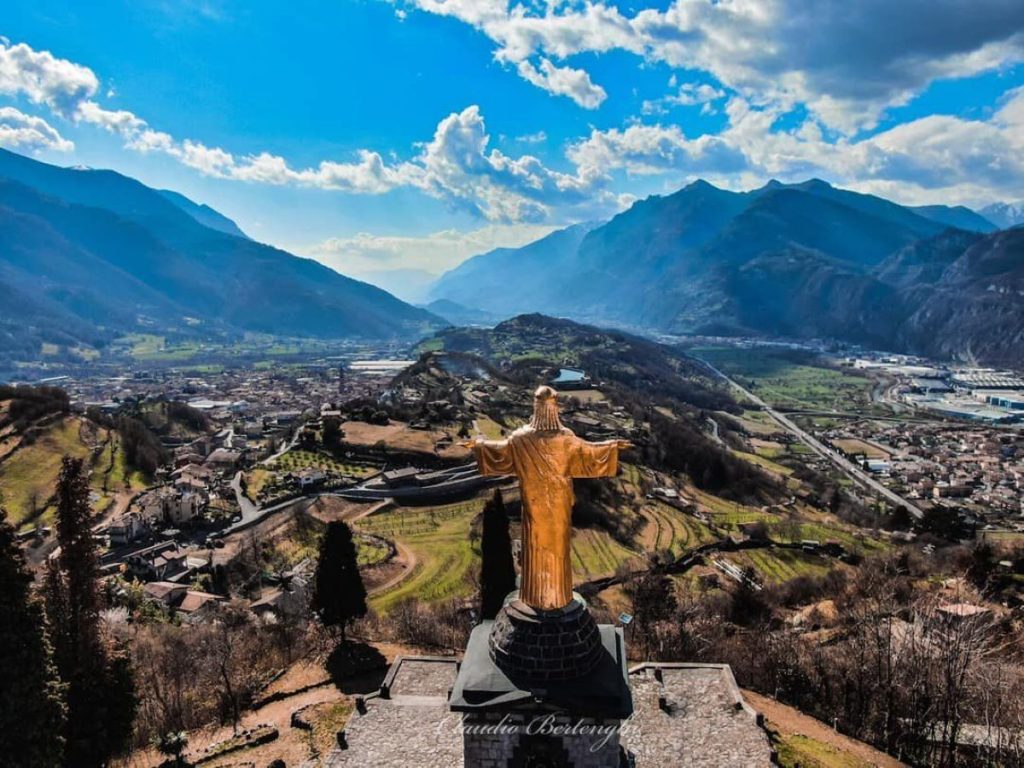 Bienno, la statua del Cristo Re rivolta verso la Val Camonica @ Bienno turismo