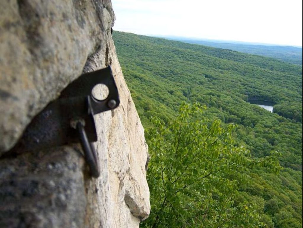 Chiodo da arrampicata. @ Jarek Tuszynski courtesy of Wikimedia Commons