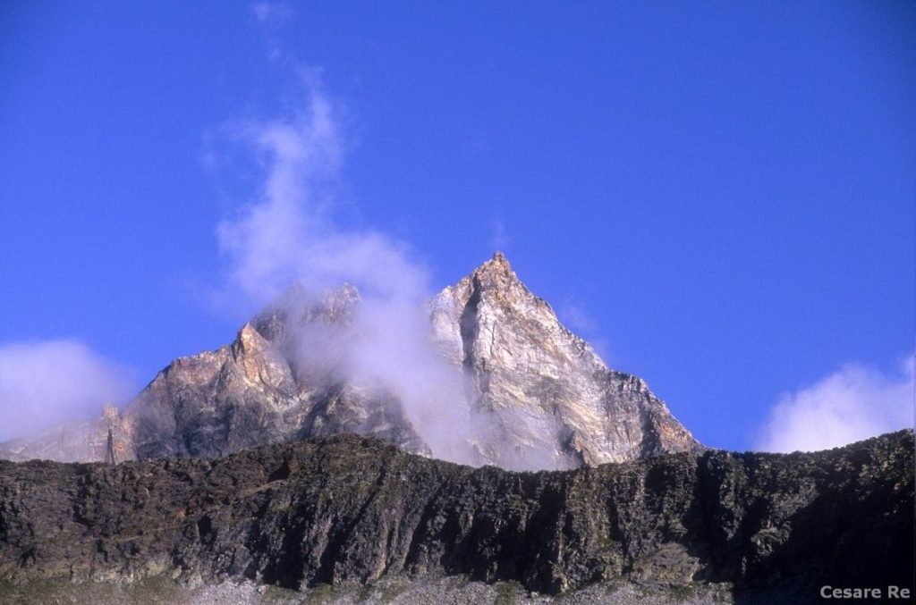 Il Pizzo Andolla spunta dalle Coronette di Camposecco. Foto Cesare Re