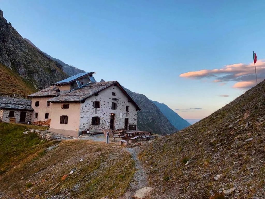 Il Rifugio Ospizio Sottile (2480 m) sulla spartiacque tra la Valsesia e la Valle di Gressoney. Foto FB Rifugio Ospizio Sottile
