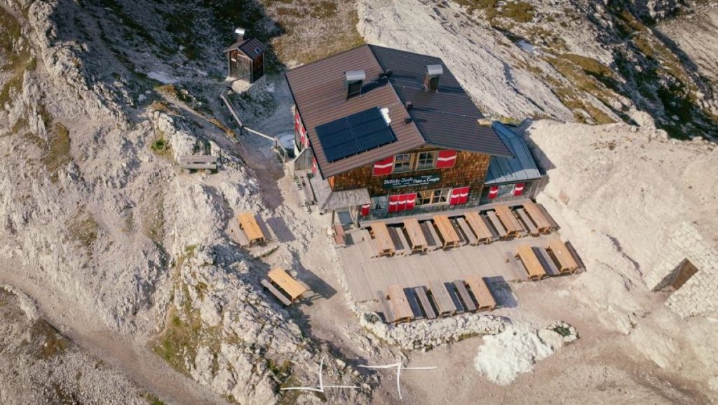 Il Rifugio dall'alto. Foto Luigi Tassi