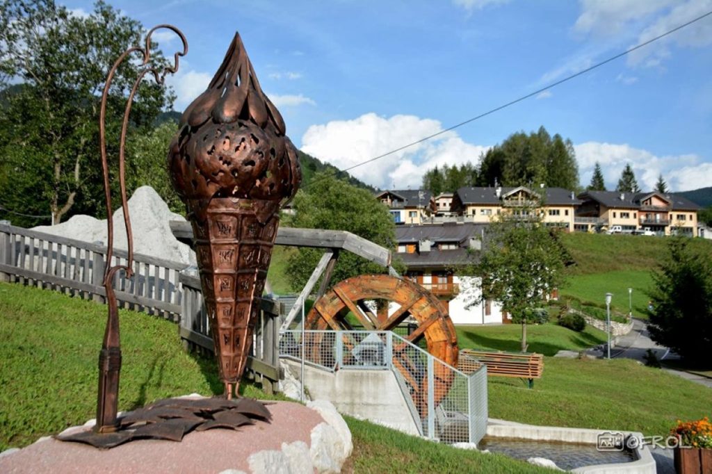 Il monumento al cono gelato a Peaio di Cadore