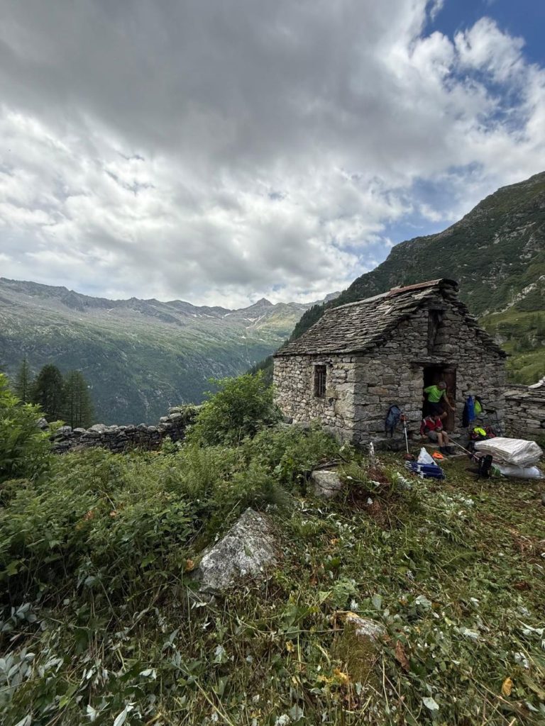 Il nuovo Bivacco Rossotti-Pirazzi a Macugnaga. Sullo sfondo il Passo del Turlo