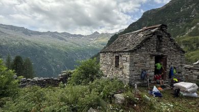 Il nuovo Bivacco Rossotti-Pirazzi a Macugnaga. Sullo sfondo il Passo del Turlo