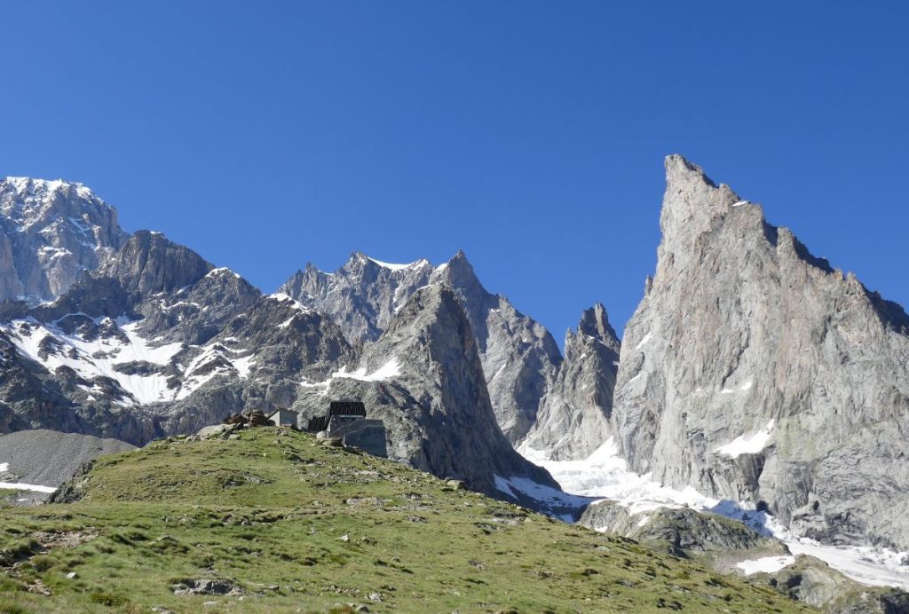 Il rifugio Franco Monzino, a 2590 metri di quota nel Gruppo del Monte Bianco. Foto Fabrizio Rossi