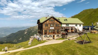 Il rifugio Genova, sorge a 2306 metri di quota ai piedi del Gruppo delle Odle