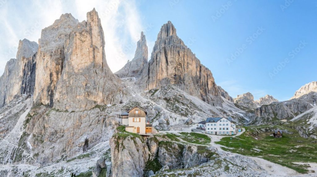 Il rifugio Vajolet con alle spalle la Punta Emma @ Adobe Stock