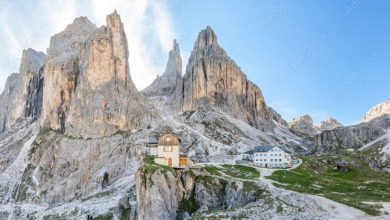 Il rifugio Vajolet con alle spalle la Punta Emma @ Adobe Stock