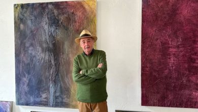 Jorg Hofer davanti alle sue opere. Foto Maria Tatsos