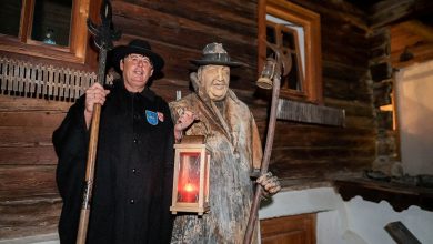 Josef Lugger, guardiano notturno di Obertilliach, con un suo storico predecessore @ Peter Maier