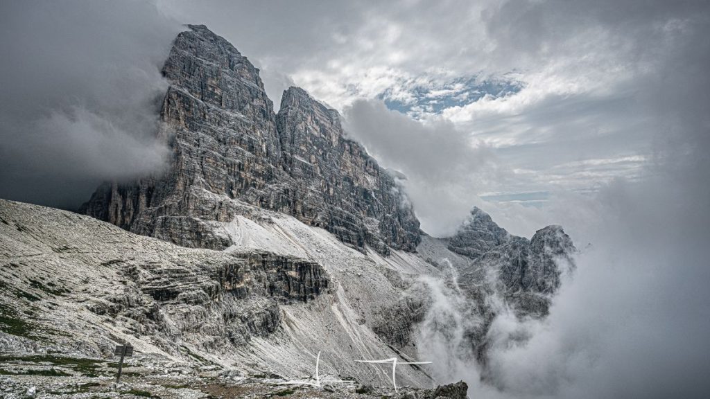 La Croda dei Toni vista dall'itinerario di salita. Foto Luigi Tassi