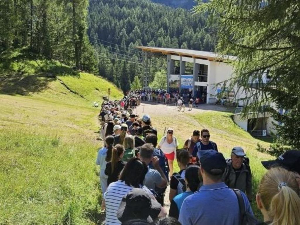 La coda alla Funivia del Seceda
