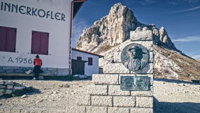 La stele in memoria di Sepp Innerkofler davanti al suo rifugio