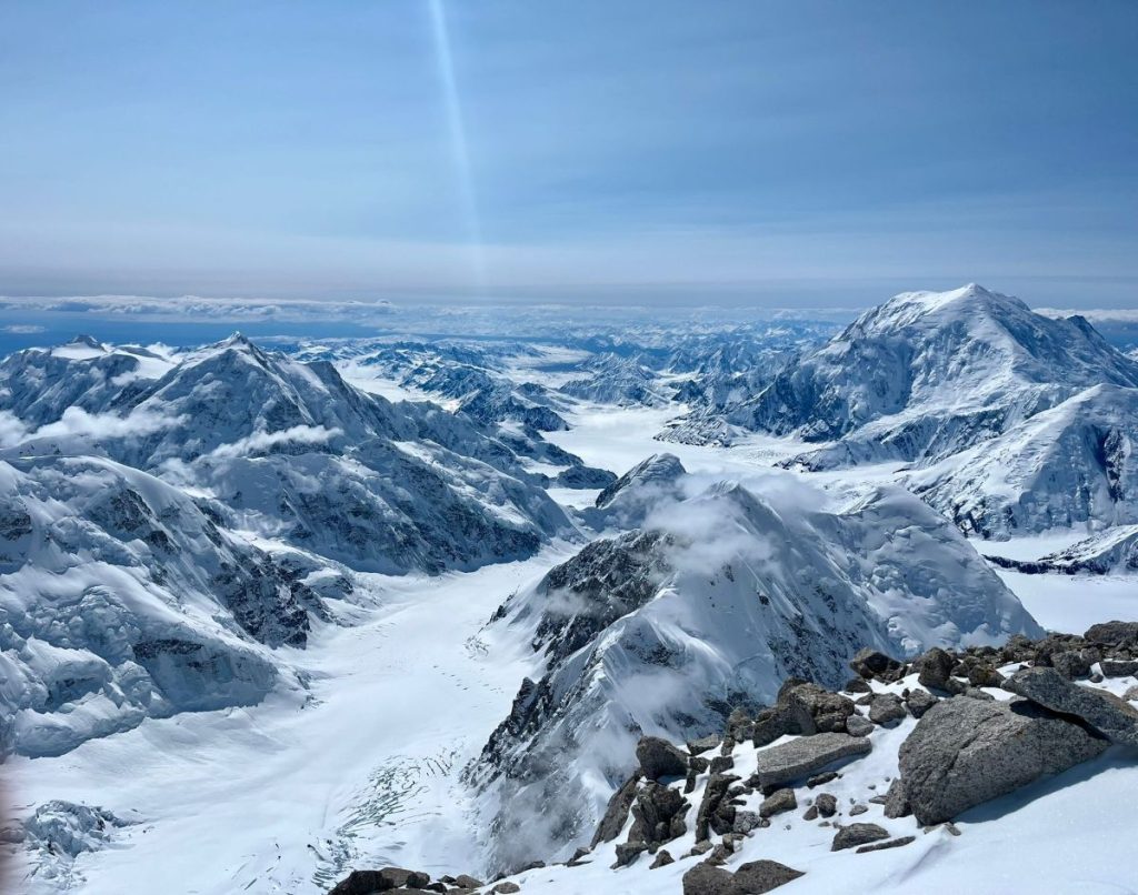 La vista dalla seconda rock band della Cassin Ridge. Foto Max Kilcoyne