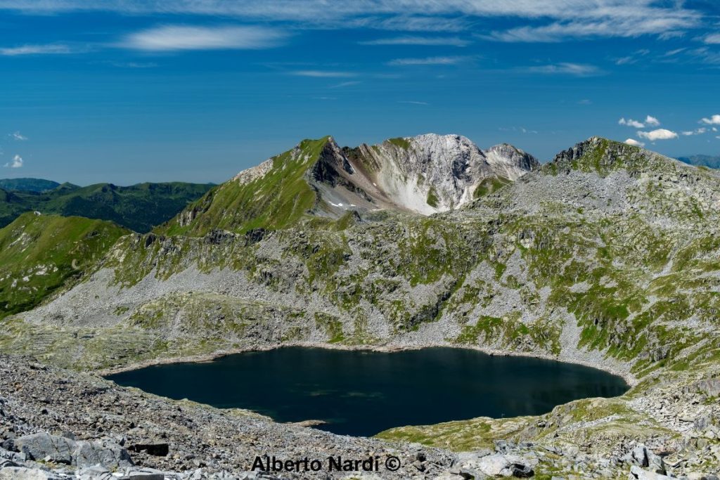 La vista sul Lago della Vacca del Passo di Blumone. Foto Alberto Nardi
