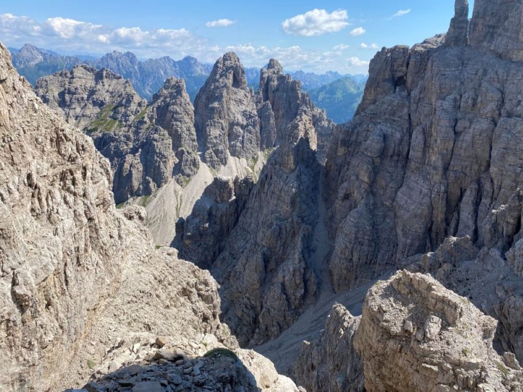 L'ambiente che circonda l'itinerario di salita al Cridola. Foto Melania Lunazzi