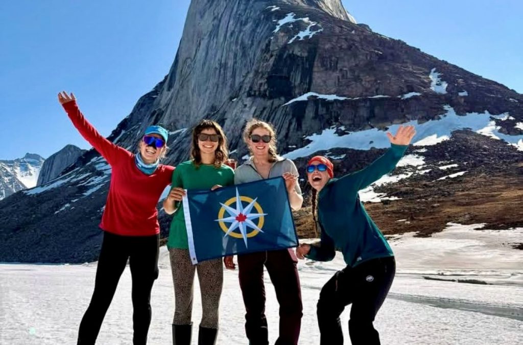 Le alpiniste ai peidi della Torre Eglington. Foto Natalie Afonina