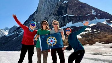Le alpiniste ai peidi della Torre Eglington. Foto Natalie Afonina