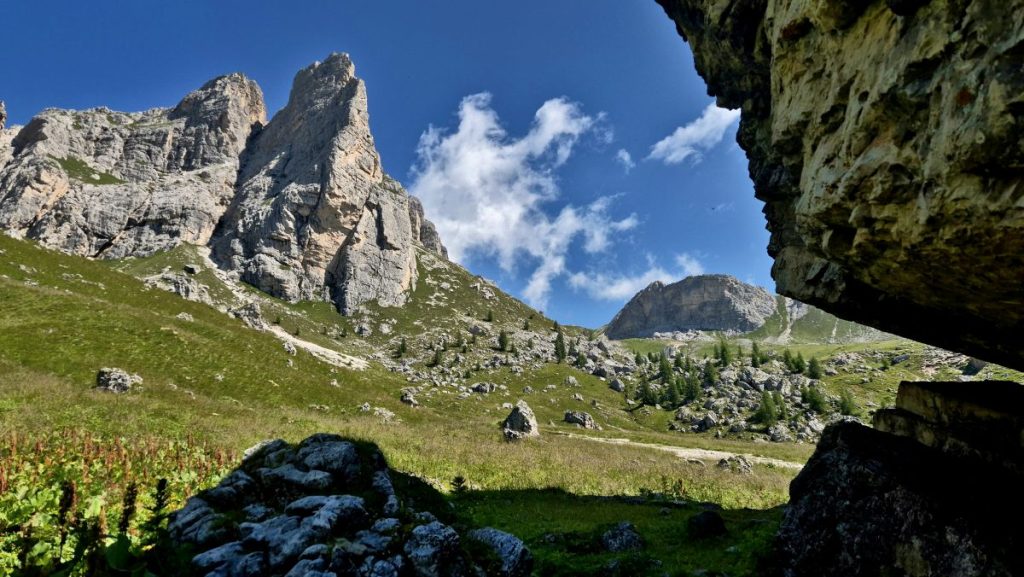 Lo Spiz de Mondeval e il masso dove sono stati ritrovati i resti dell'Uomo di Mondeval, foto Stefano Ardito