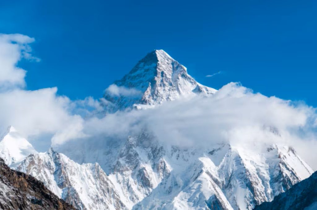Nubi sul K2 @ AdobeStock